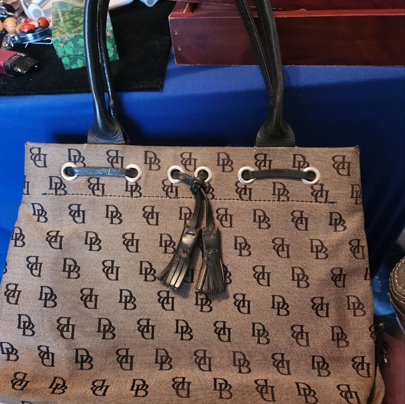 Dooney & Bourke Handbags - Euc Dooney & Bourke Vintage Handbag Auction Price!!